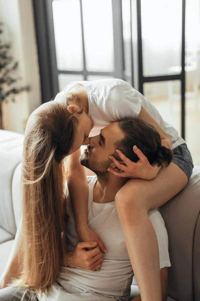 Close Jovem Casal Romântico Está Beijando Apreciando Companhia Outro Casa — Fotografia de Stock