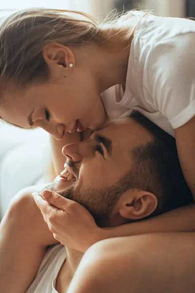 Genç Romantik Çift Close-Up öpüşme ve evde birbirlerinin şirket zevk