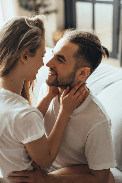 Közeli Kép Fiatal Romantikus Pár Csók Élvezve Vállalat Minden Egyéb — Stock Fotó