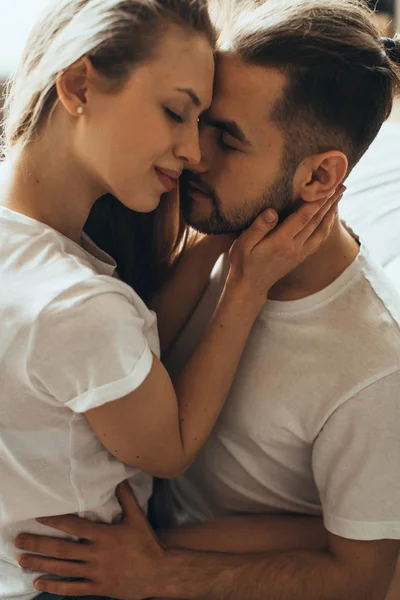 Genç Romantik Çift Close-Up öpüşme ve evde birbirlerinin şirket zevk