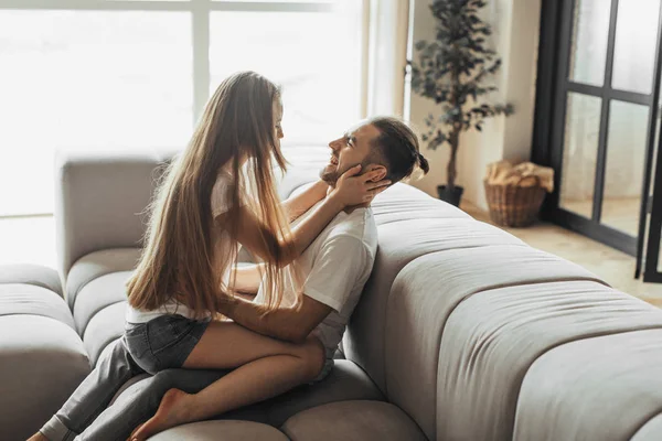 Jong Romantische Koppel Zoenen Genieten Van Het Gezelschap Van Elkaar — Stockfoto