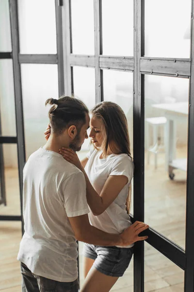 Jovem Casal Romântico Está Beijando Apreciando Companhia Outro Casa — Fotografia de Stock