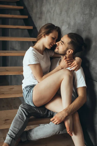 Genç romantik çift öpüşme ve evde birbirlerinin şirket zevk