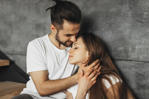 Gros Plan Jeune Couple Romantique Embrasse Profite Compagnie Autre Maison — Photo