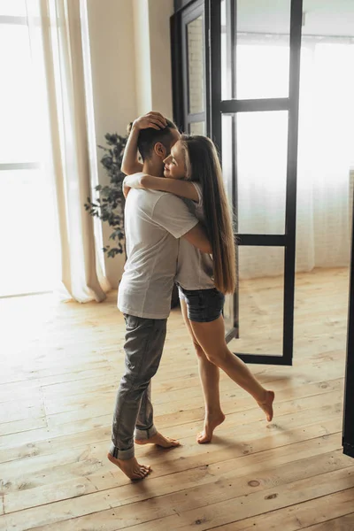 Jovem Casal Romântico Está Beijando Apreciando Companhia Outro Casa — Fotografia de Stock