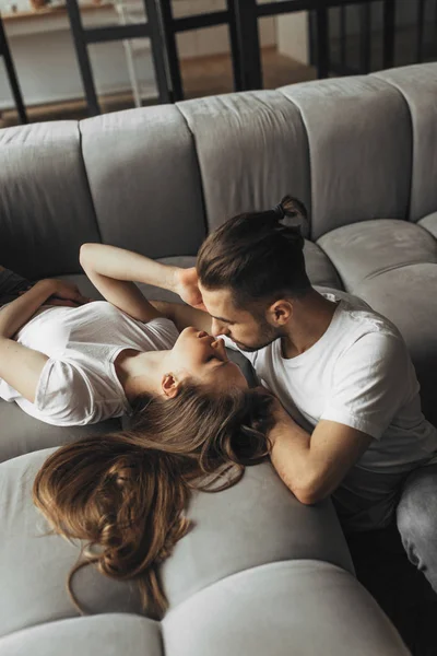 Jovem Casal Romântico Está Beijando Apreciando Companhia Outro Casa — Fotografia de Stock