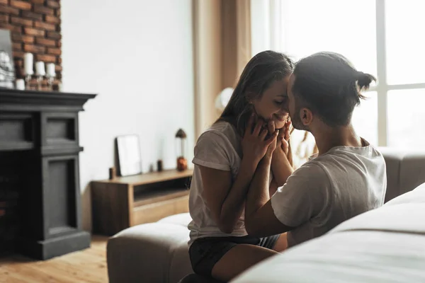 Genç romantik çift öpüşme ve evde birbirlerinin şirket zevk