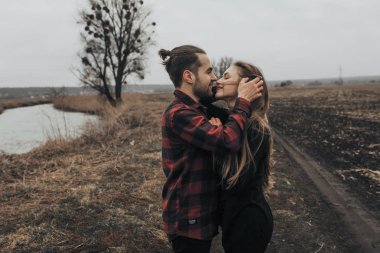 Genç romantik çift öpüşme ve birbirlerinin şirket zevk.