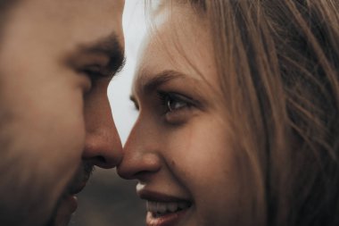 Genç romantik çift öpüşme ve birbirlerinin şirket zevk.