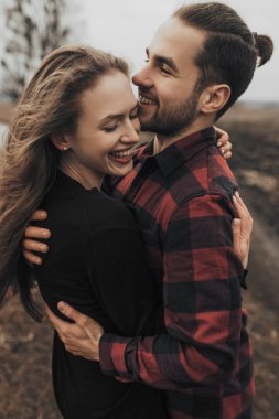 Genç romantik çift öpüşme ve birbirlerinin şirket zevk.