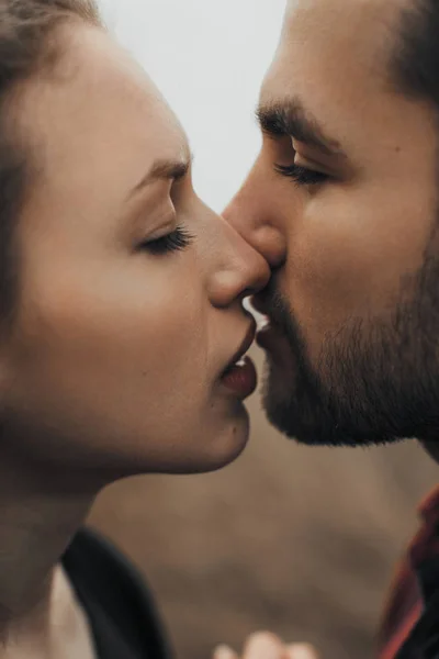 Genç romantik çift öpüşme ve birbirlerinin şirket zevk.