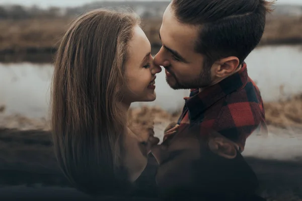 Unga Romantiska Paret Kysser Och Njuter Sällskap Varandra — Stockfoto