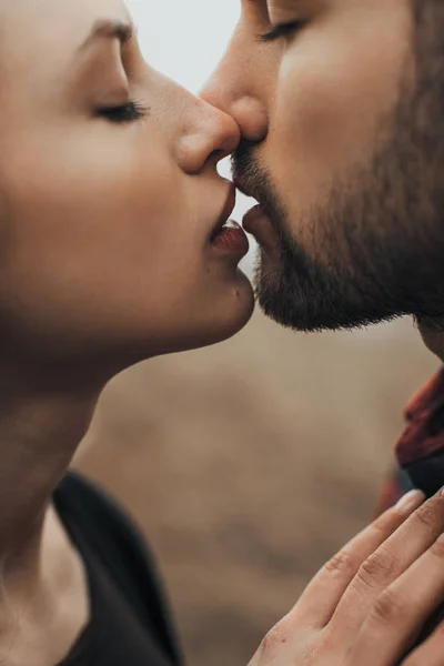 Jovem Casal Romântico Está Beijando Apreciando Companhia Outro — Fotografia de Stock