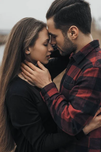 Jovem Casal Romântico Está Beijando Apreciando Companhia Outro — Fotografia de Stock