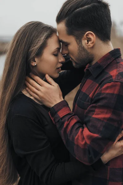 Genç romantik çift öpüşme ve birbirlerinin şirket zevk.