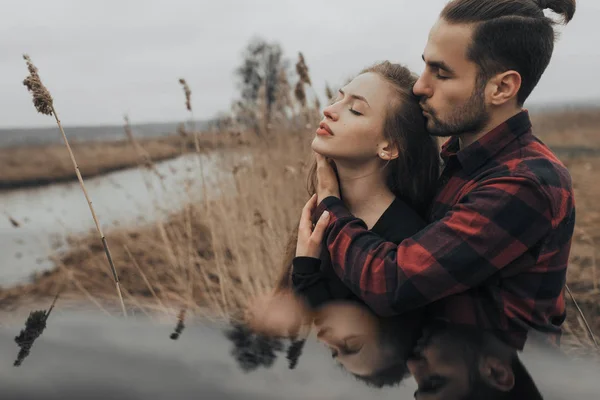 Jovem Casal Romântico Está Beijando Apreciando Companhia Outro — Fotografia de Stock