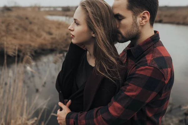 Genç romantik çift öpüşme ve birbirlerinin şirket zevk.