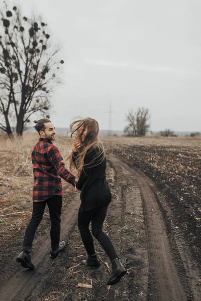 Jovem Casal Romântico Está Beijando Apreciando Companhia Outro — Fotografia de Stock