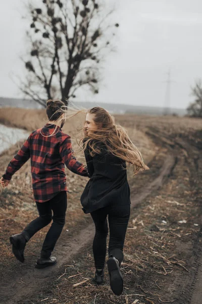 Pasangan Romantis Muda Berciuman Dan Menikmati Kebersamaan — Stok Foto