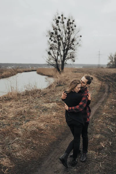 Unga Romantiska Paret Kysser Och Njuter Sällskap Varandra — Stockfoto