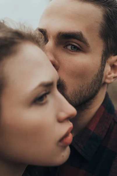 Genç Romantik Çift Öpüşme Birbirlerinin Şirket Zevk — Stok fotoğraf