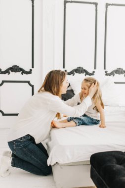 Güzel bir kızı ile Genç Anne