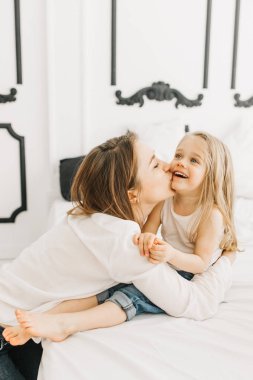 Güzel bir kızı ile Genç Anne