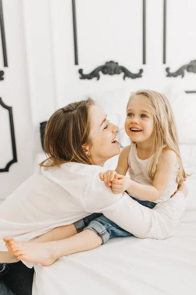 Jeune Mère Avec Une Belle Fille — Photo