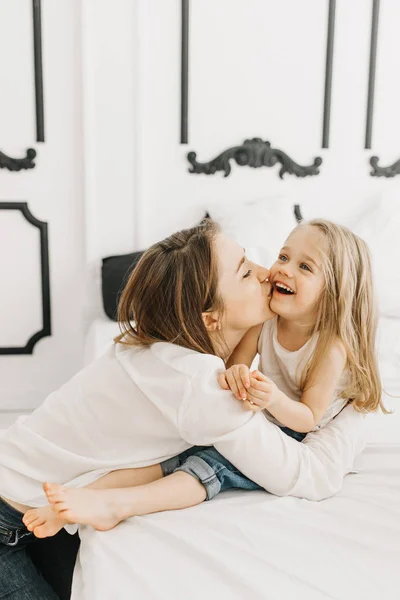 Junge Mutter Mit Einer Schönen Tochter — Stockfoto