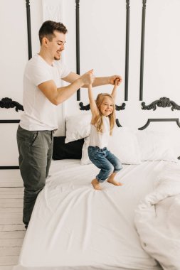 Babasının küçük kızının oynarken