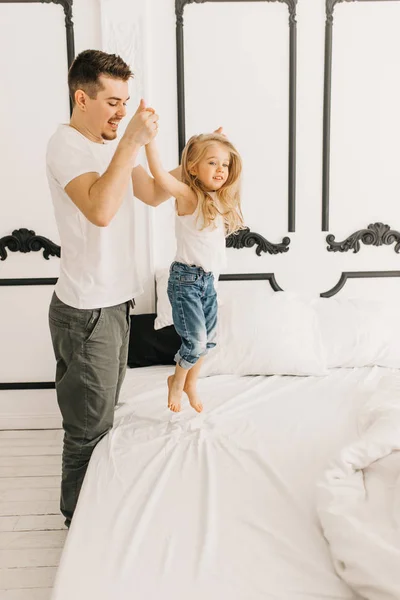 Vater Spielt Mit Seiner Kleinen Tochter — Stockfoto