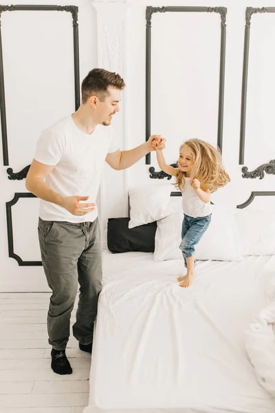 Pai Brincando Com Sua Filha — Fotografia de Stock