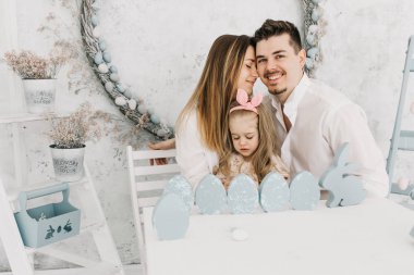 Mutlu bir ailenin Paskalya portresi