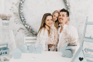 Mutlu bir ailenin Paskalya portresi