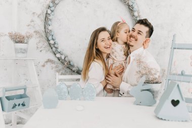 Mutlu bir ailenin Paskalya portresi