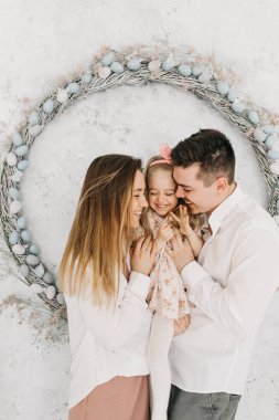 Mutlu bir ailenin Paskalya portresi