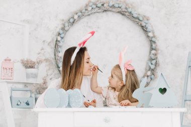 Anne ve kızı Paskalya için hazırlanıyorlar