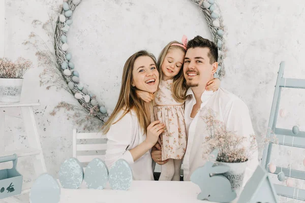 Wielkanocny Portret Szczęśliwej Rodziny — Zdjęcie stockowe