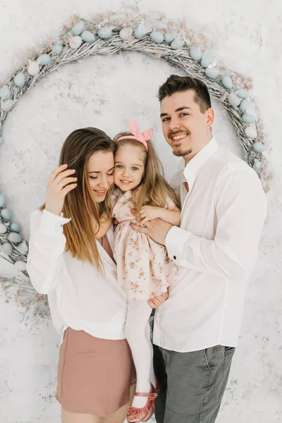Mutlu Bir Ailenin Paskalya Portresi — Stok fotoğraf
