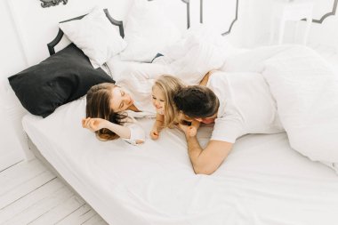  Mutlu aile oyunları ve yatakta eğleniyor.      