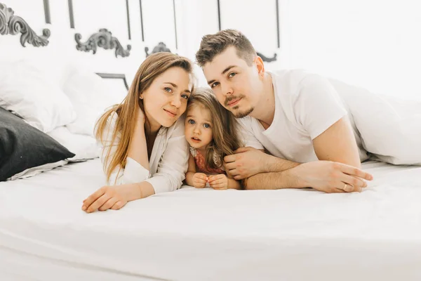 Mutlu Aile Yatakta — Stok fotoğraf