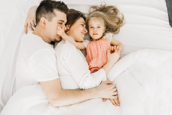 Keluarga Bahagia Bermain Dan Menikmati Tempat Tidur — Stok Foto