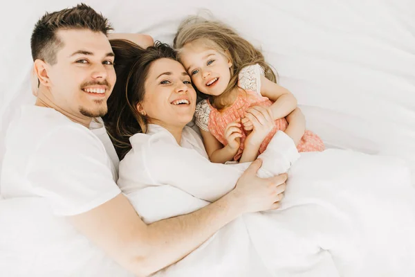 Keluarga Muda Yang Bahagia Bermain Dan Menikmati Tempat Tidur — Stok Foto
