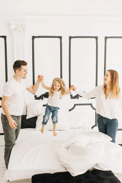 Glückliche Familie Bett — Stockfoto