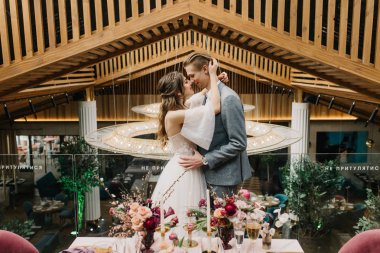 Güzel düğün çift sarılmak ve birbirlerine öpücük