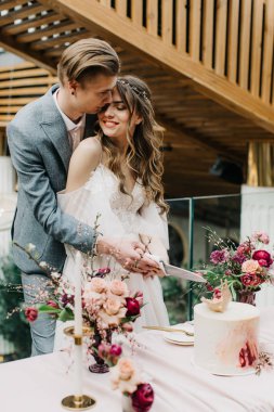 Güzel düğün çift sarılmak ve birbirlerine öpücük