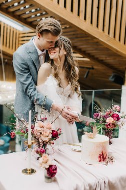 Güzel düğün çift sarılmak ve birbirlerine öpücük