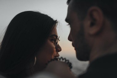 Gün batımında yürüyen güzel sevgi dolu çift, otantik aşk