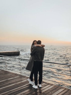 Gün batımında yürüyen güzel seven çift