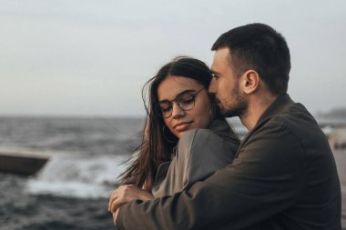 Gün batımında yürüyen güzel sevgi dolu çift, otantik aşk